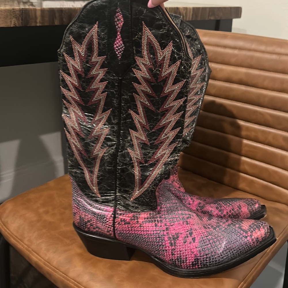 Hot pink snakeskin Johnny Ringo cowgirl boots. Size 7.5